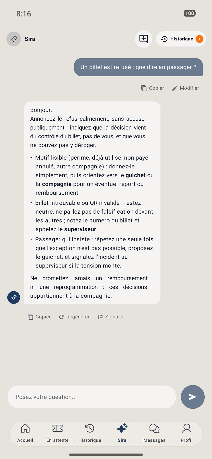 Sira, l’assistante de l’agent, explique comment annoncer un refus de billet